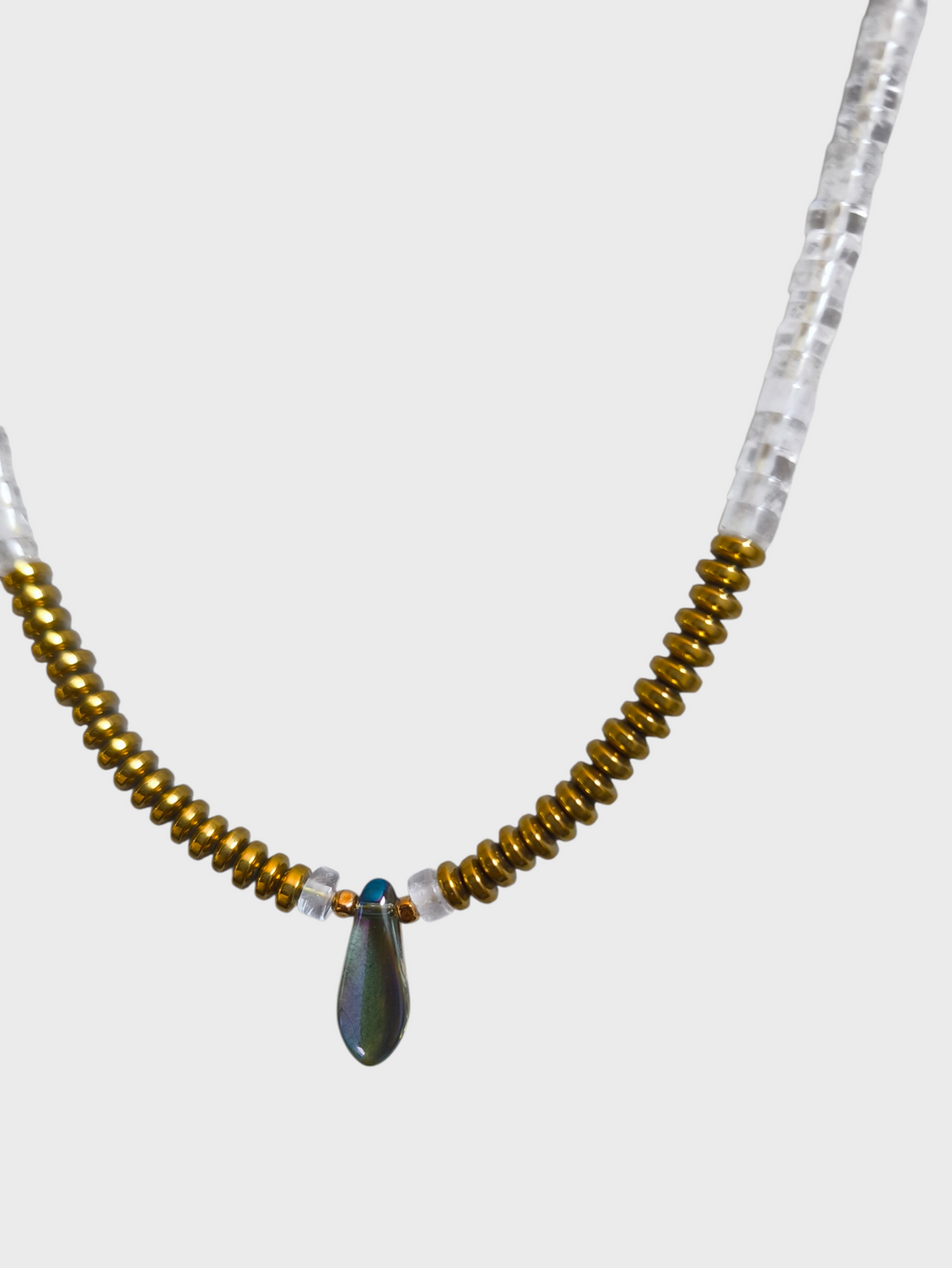 Collar cilindros y dije de gota tornasol.