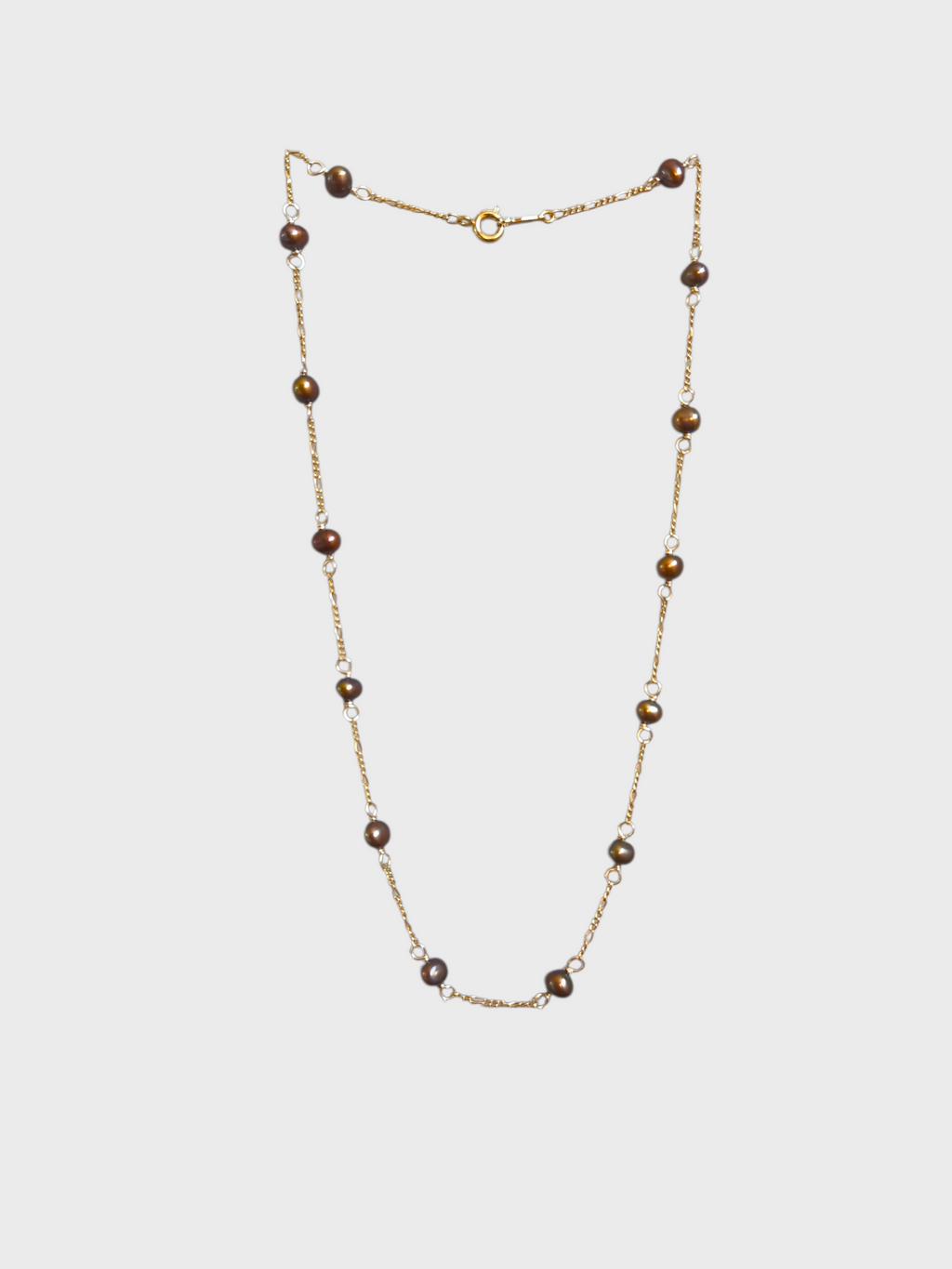 Collar corto de perlas bronce.