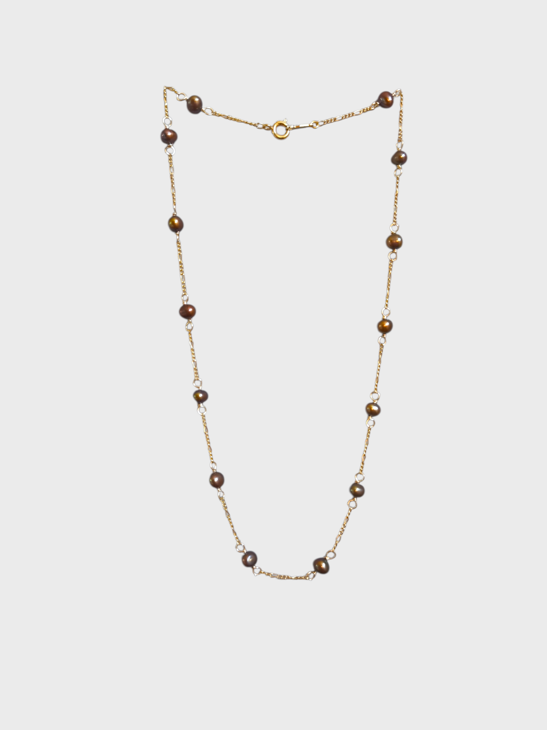 Collar corto de perlas bronce.