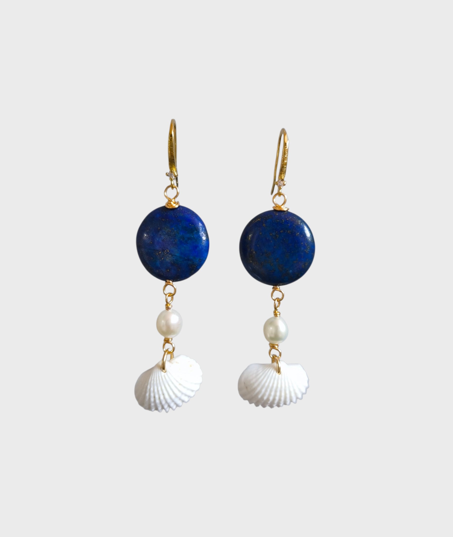 Aretes moneda lápiz y concha.