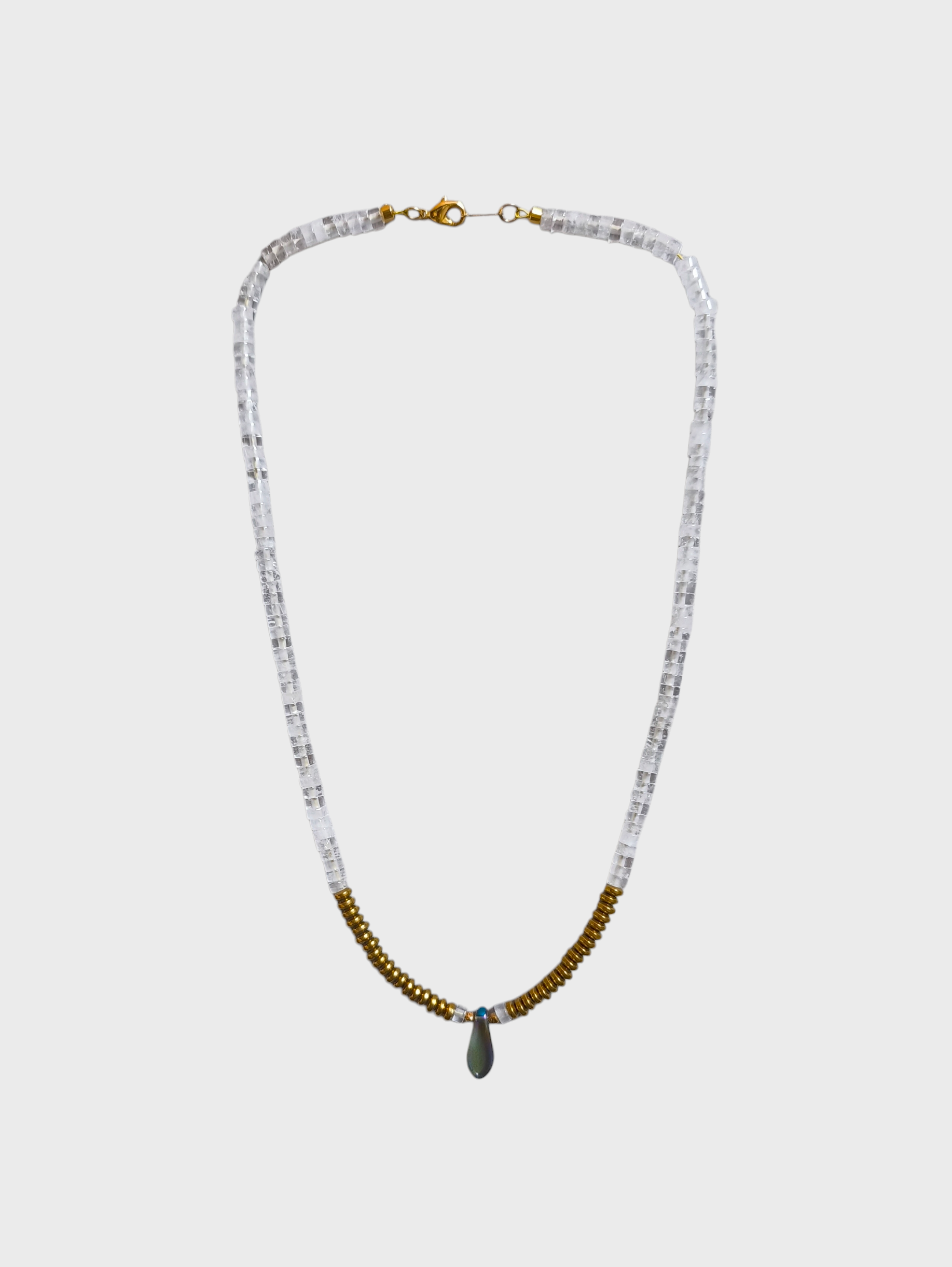 Collar cilindros y dije de gota tornasol.
