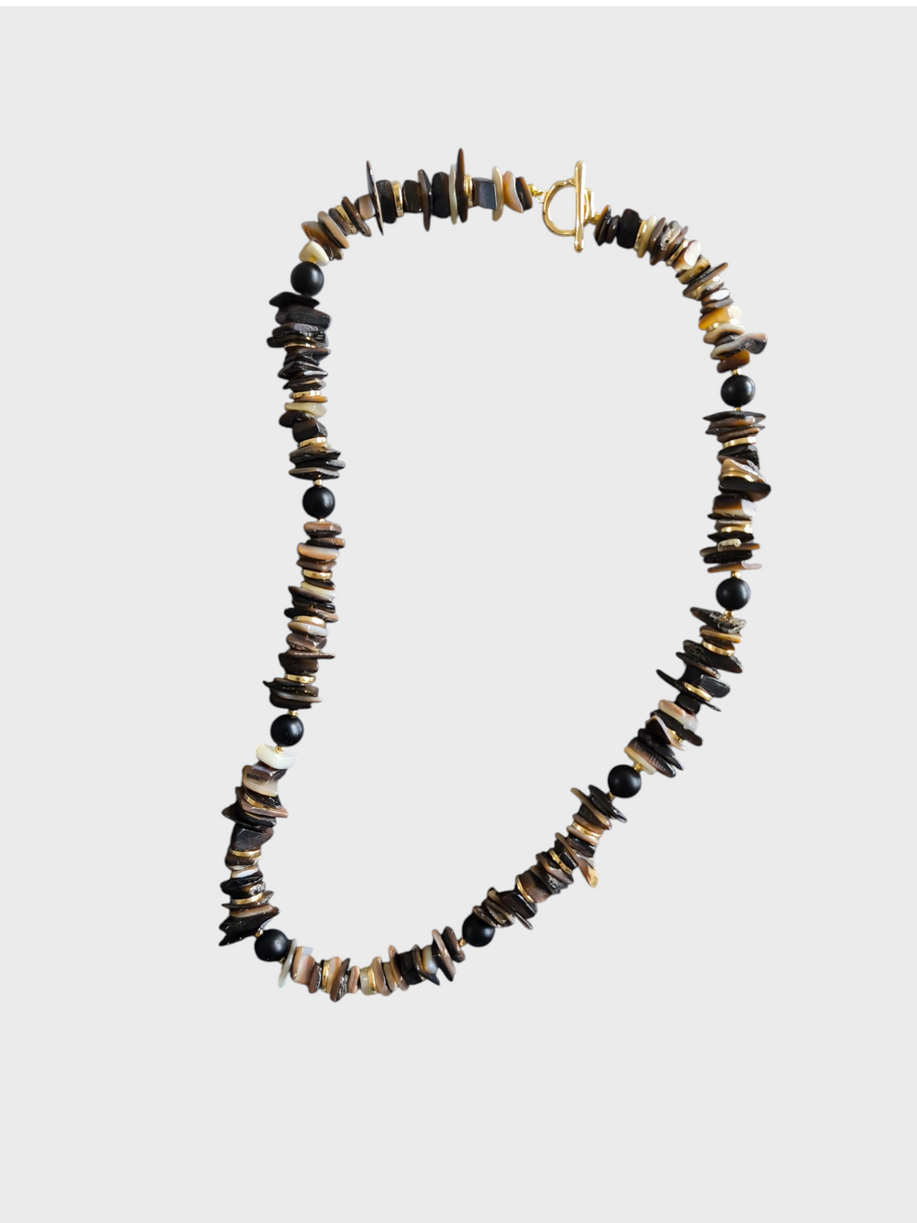 Collar corto laminas de nácar negro.