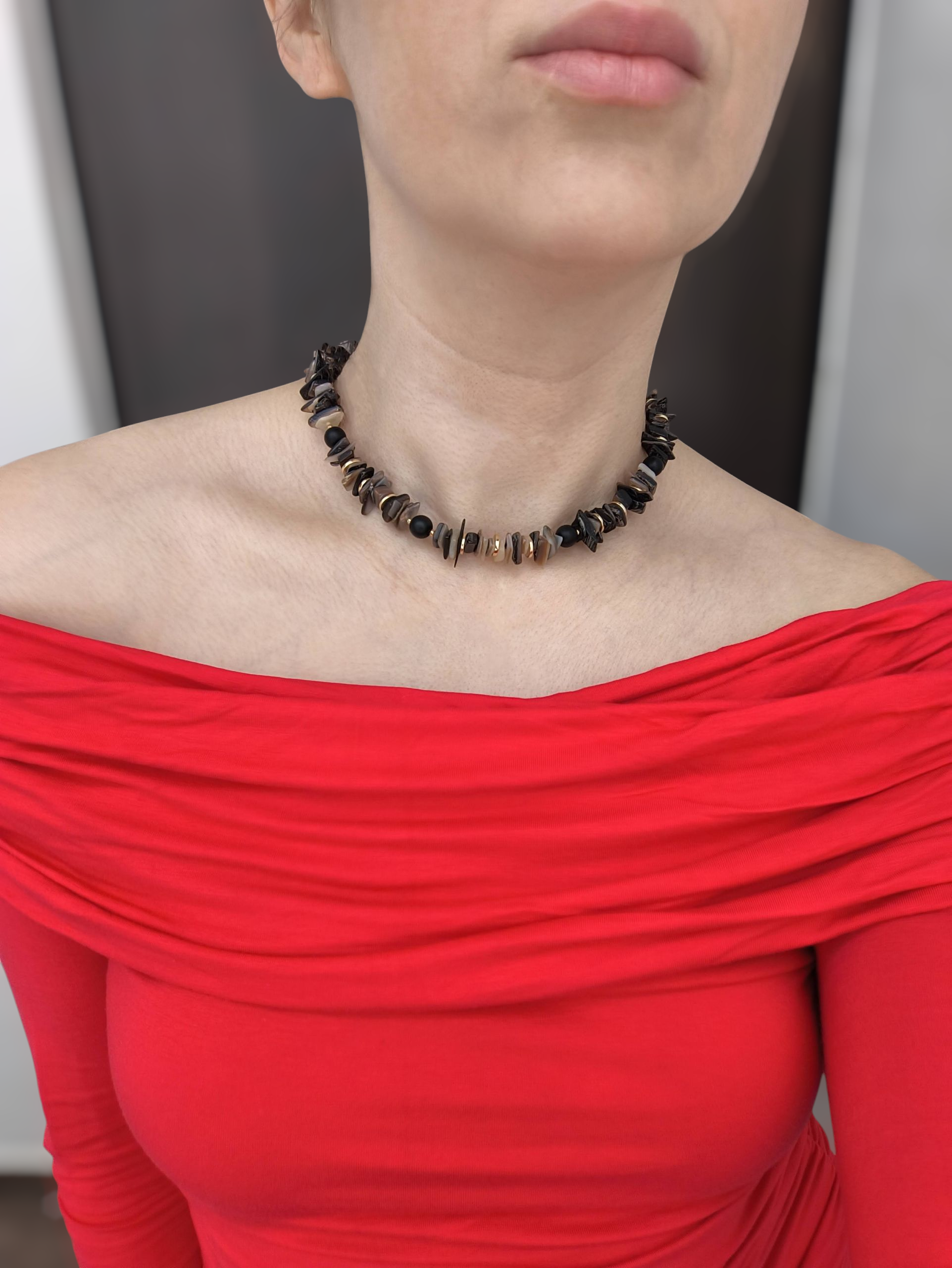 Collar corto laminas de nácar negro.