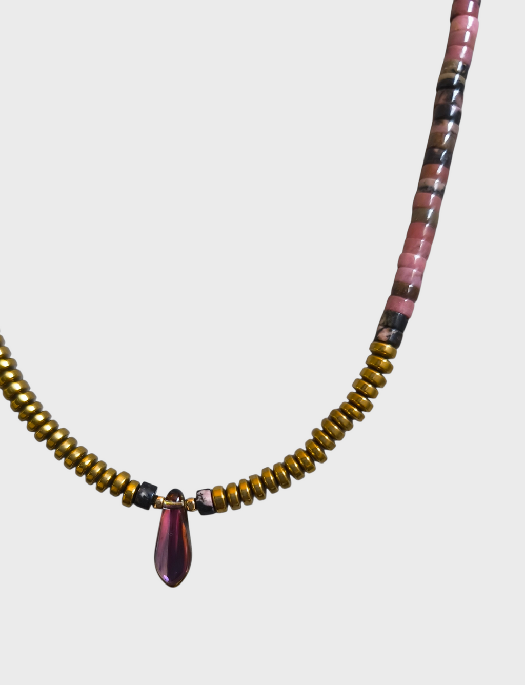 Collar cilindros y dije de gota tornasol.